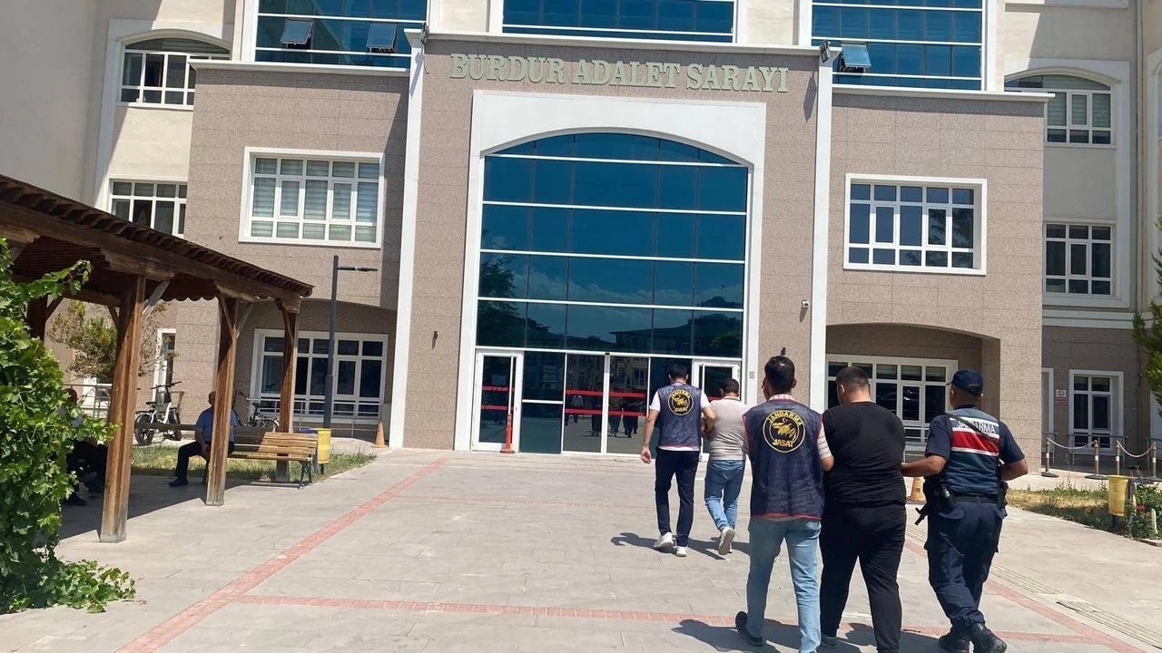 Burdur'da çalınan büyükbaş hayvanlar 24 saatte bulunarak sahibine teslim edildi