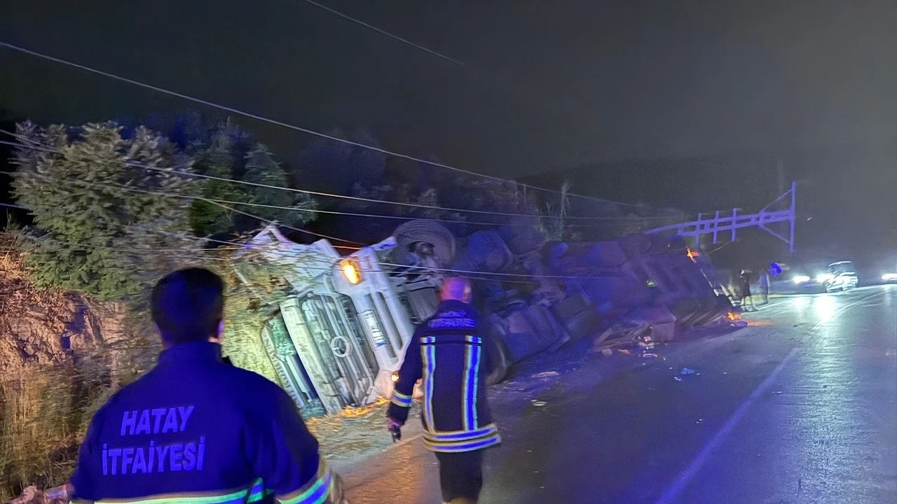 Kırıkhan'da devrilen tır, sürücüyü hastaneye kaldırdı; kaza sonrası trafik aksadı.