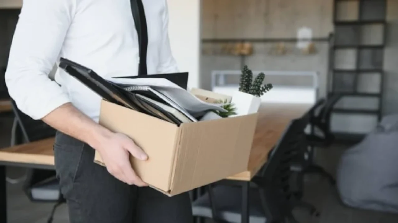 Yapay zeka işsizliği artırıyor: Temmuz'da özel sektörde 806 bin kişi işini kaybetti.