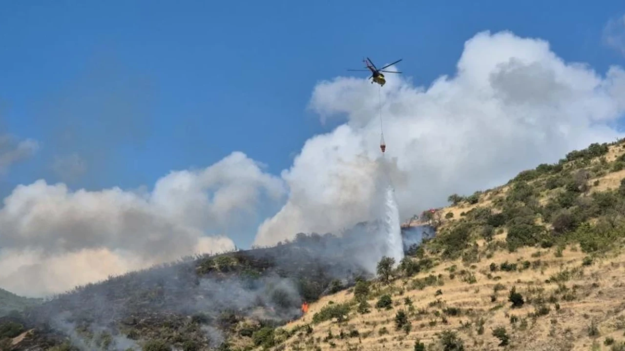 Uçmakdere'de çıkan yangın, ekiplerin yoğun çabasıyla kontrol altına alınmaya çalışılıyor