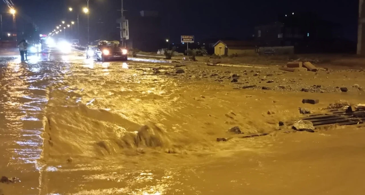 Yunak'ta sağanak yağış sel baskınına neden oldu, köprü çöktü ve vatandaşlar kurtarıldı.