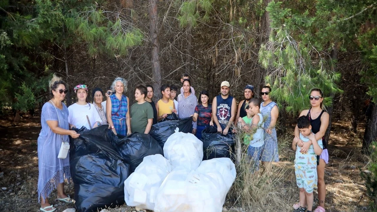 Otizmli öğrenciler doğa için temizlik yaptı, orman yangınlarına dikkat çekti