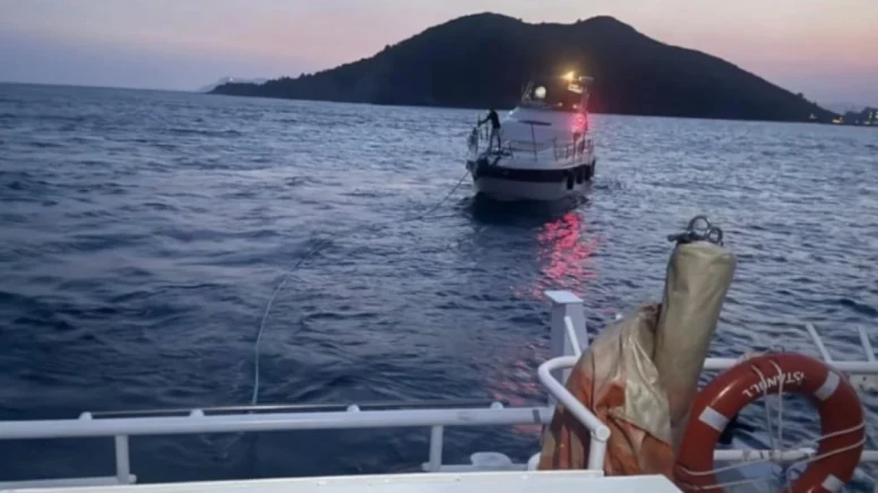 Fethiye açıklarında sürüklenen tekne, Kıyı Emniyeti tarafından kurtarıldı