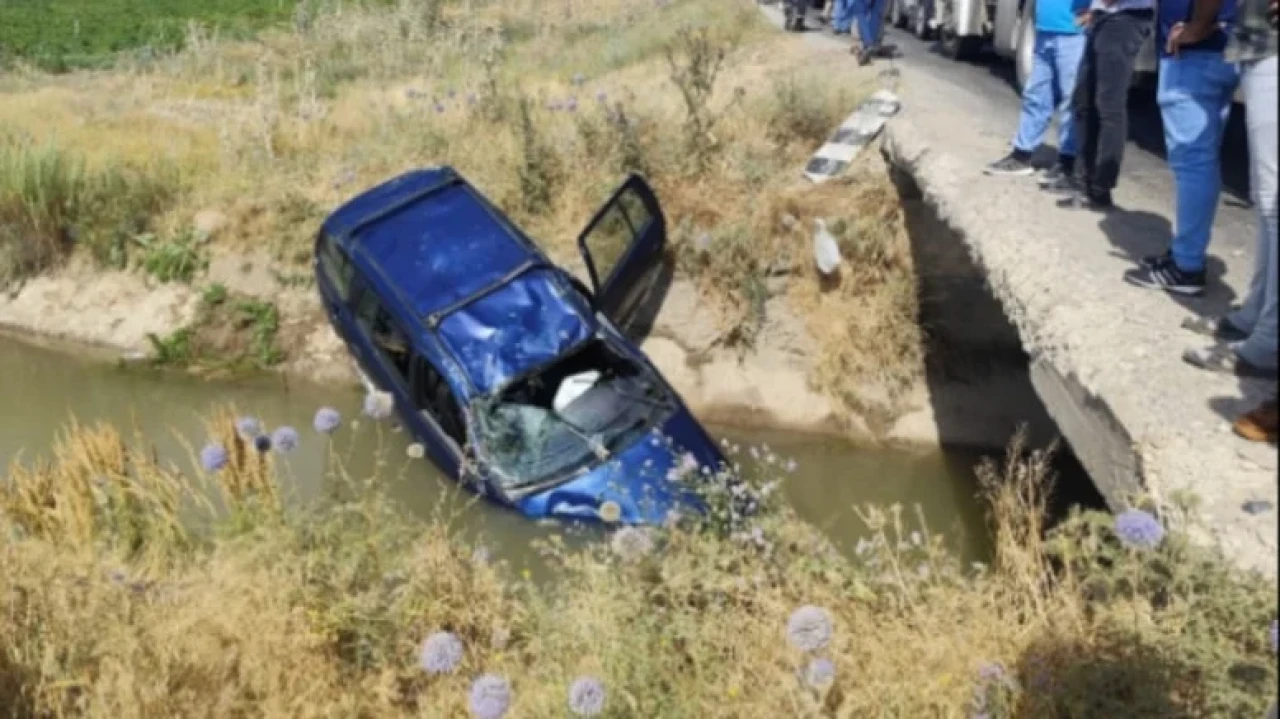 Ahlat'ta otomobil su kanalına devrildi: Bir ölü, iki yaralı