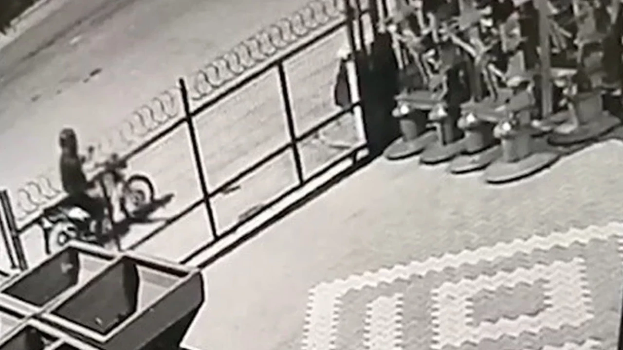 Silahlı saldırı sonrası 3 şüpheli yakalandı, plakasız motosiklet ve tabanca ele geçirildi