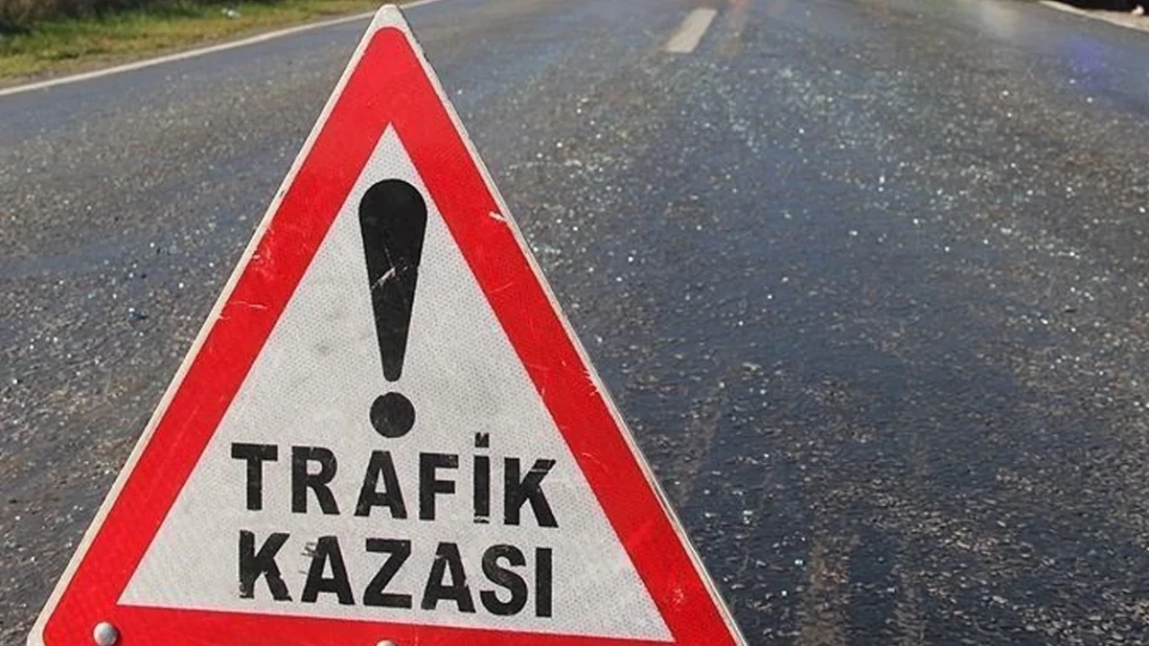 Ardahan'da otomobil otobüse çarptı: 3 yaralı hastaneye kaldırıldı