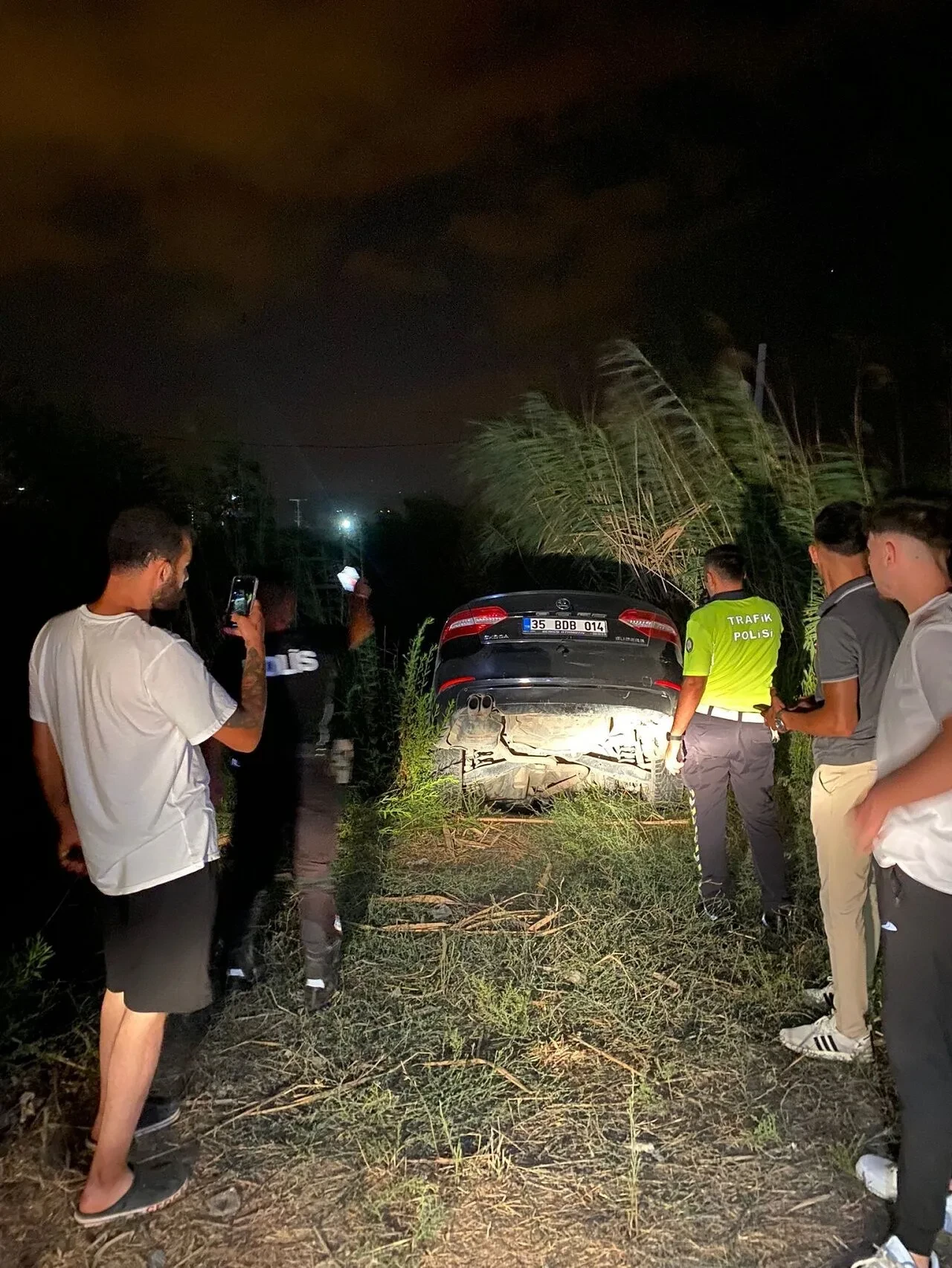 Drift yaparken dereye uçan sürücü, mahalleliyi tedirgin etti!