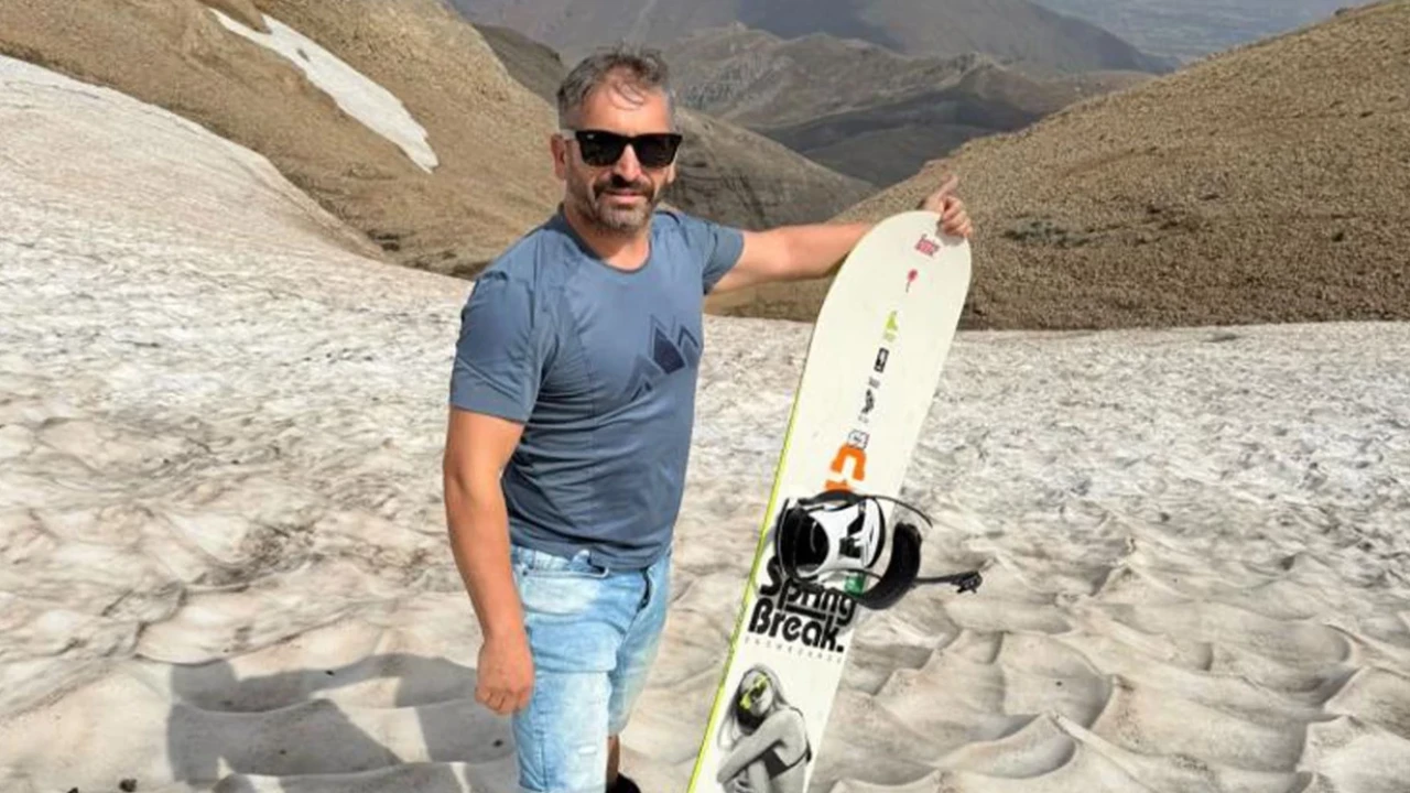 Ağustos'ta karda snowboard keyfi: Munzur zirvesi serinlemek isteyenleri ağırlıyor