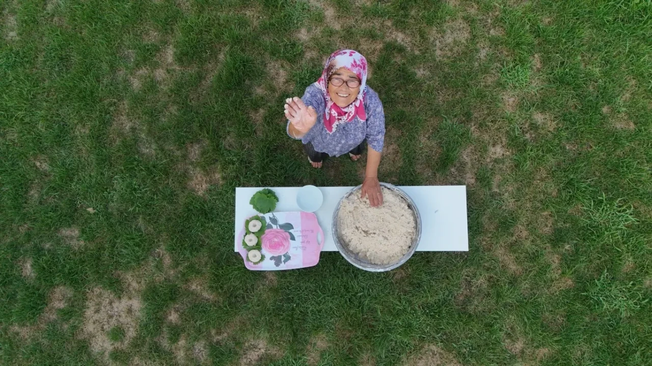 74 yaşındaki Günay Teyze, sosyal medyada fenomen oldu, yarışmadan kazandığı parayla torununu evlendirecek.