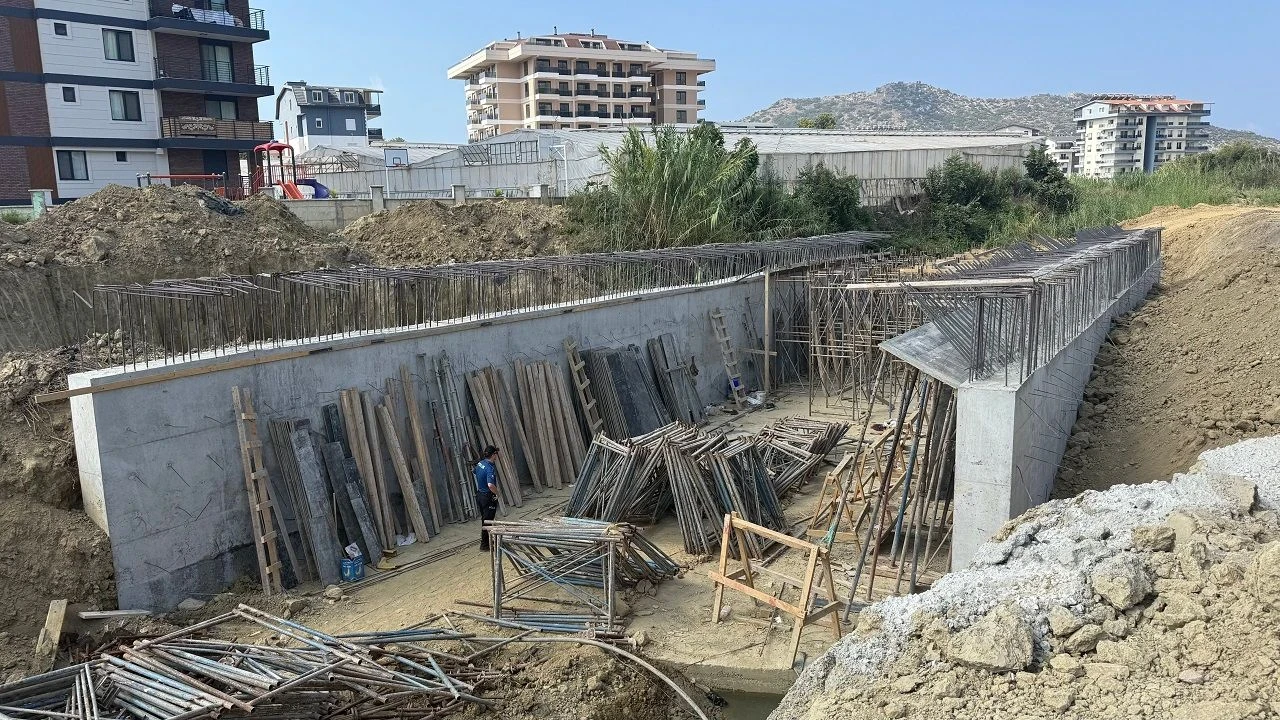 Gazipaşa'da İnşaat İşçisinin Düşmesi Sonucu Ağır Yaralanma: Polis İnceleme Başlattı
