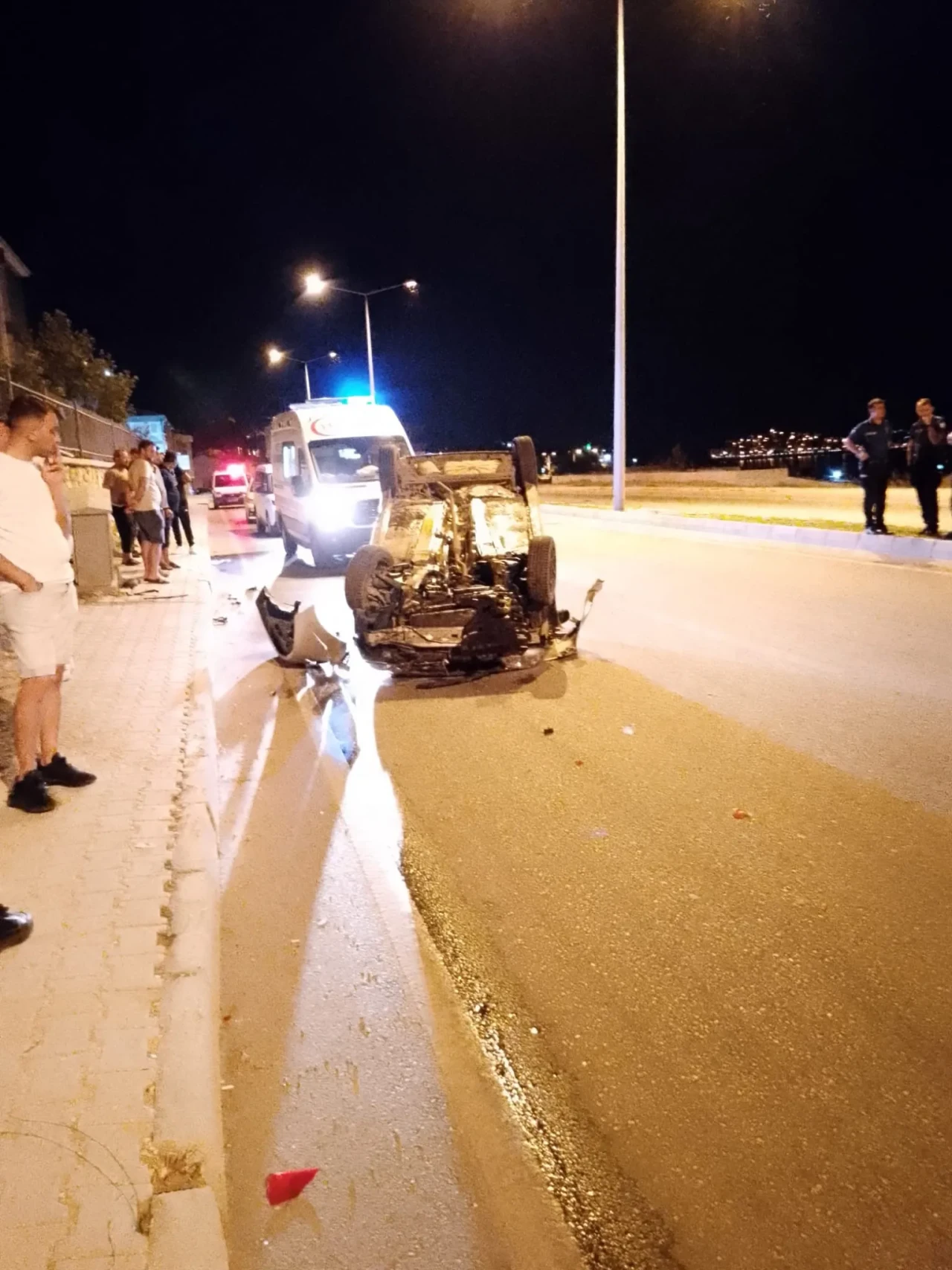 Eğirdir'de tilkiye çarpmamak için manevra yapan sürücü takla attı, hafif yaralı hastaneye kaldırıldı