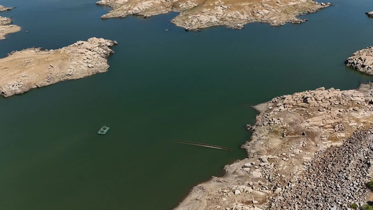 Barajın su seviyesi hızla azalırken doluluk oranı yüzde 8'e düştü