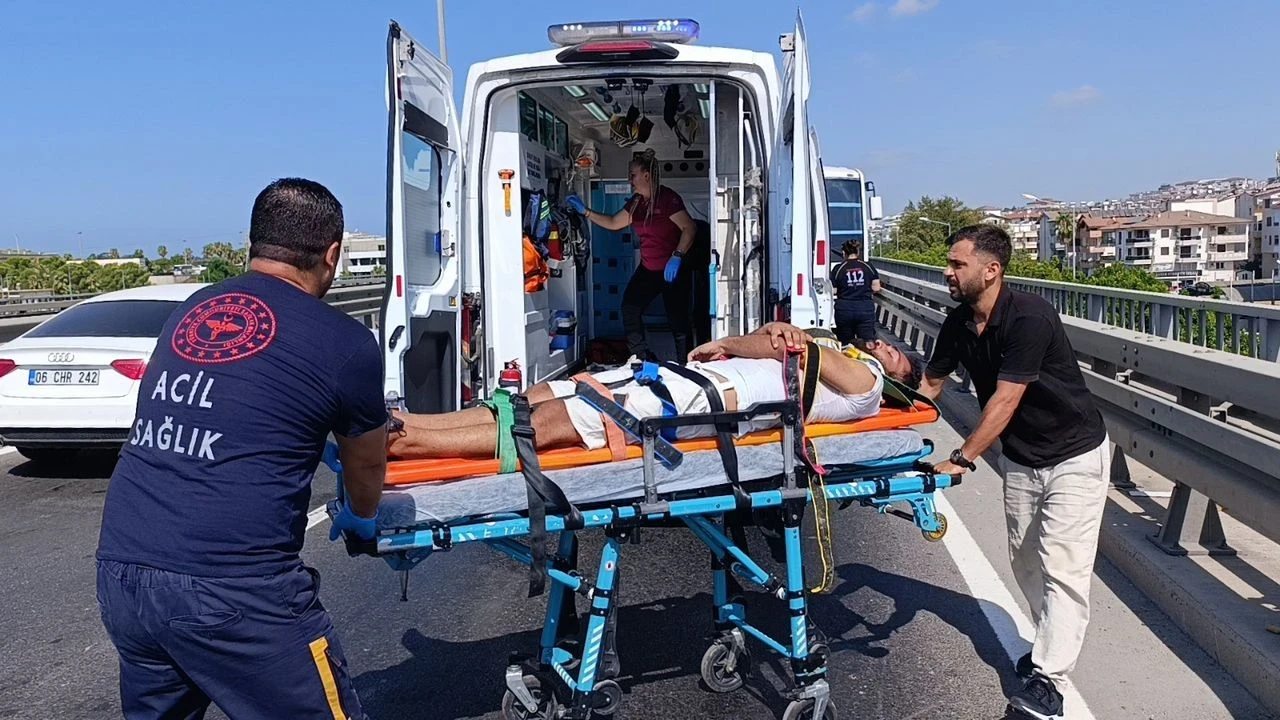 Zincirleme Trafik Kazasında Tur Midibüsü Vurdu: 1 Yaralı, Turistler Güvenle Devam Etti