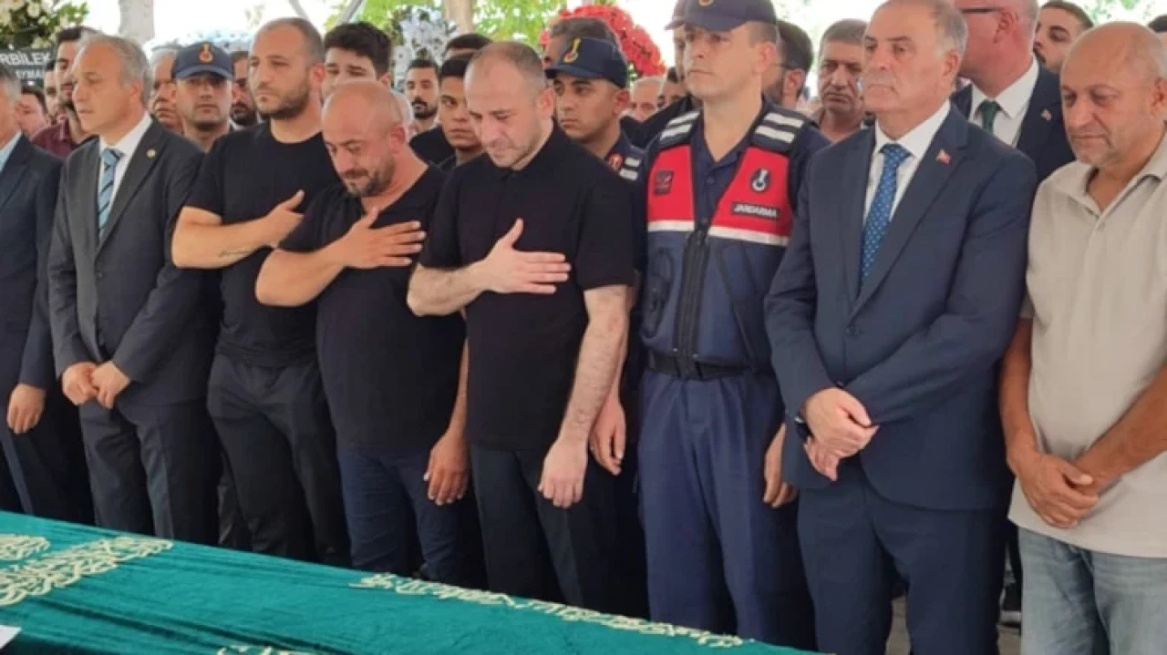 Tutuklu Başkan Yardımcısı Erhan Daka, babasının cenazesinde gözyaşları döktü