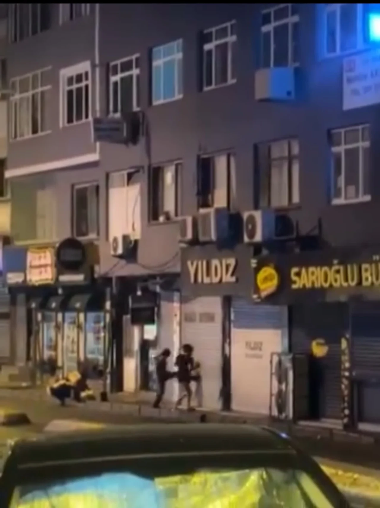 Beyoğlu'nda telefon tamiri sonrası kadınların dükkan saldırısı kameralara yansıdı