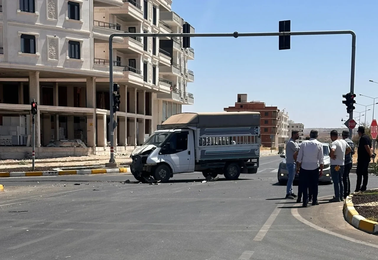 Midyat'ta otomobil ve kamyonet çarpıştı: 2 yaralı hastaneye kaldırıldı