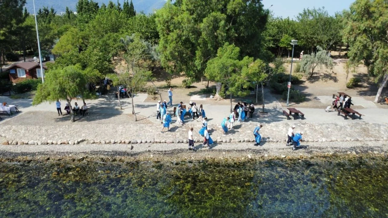 İzmir'de doğaseverler, Çakalburnu Lagünü'nde çevre temizliği için bir araya geldi