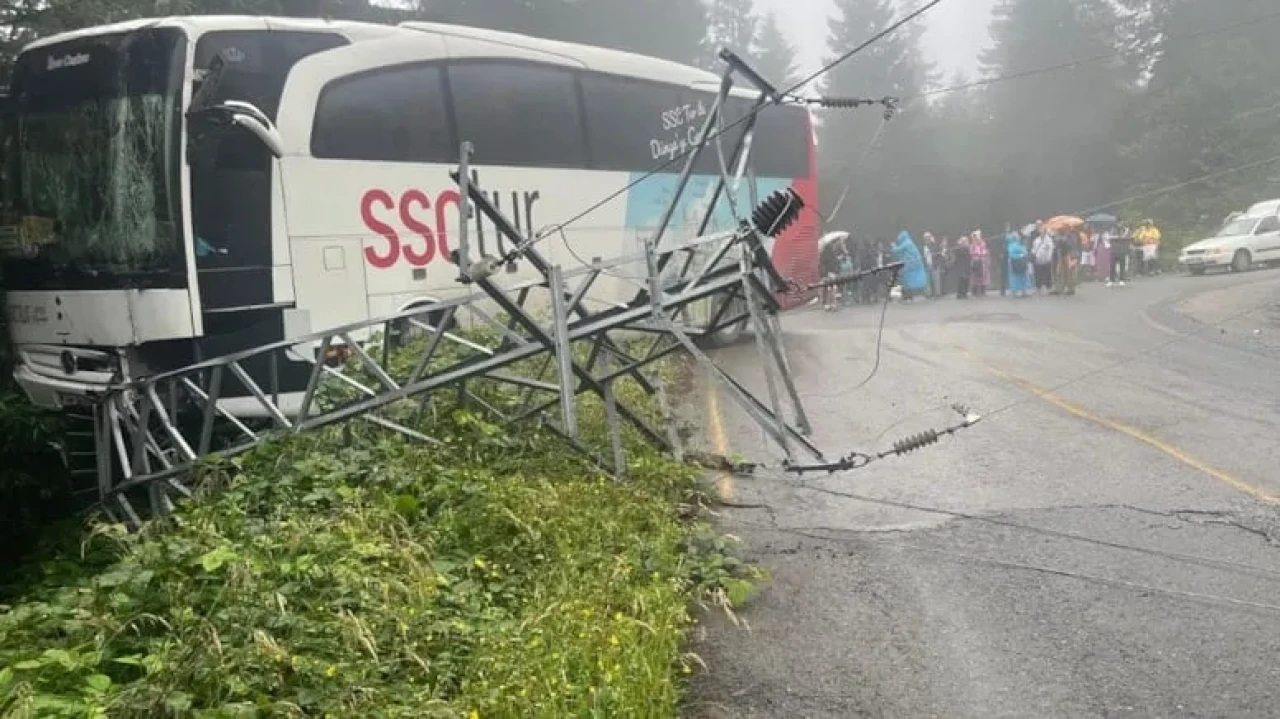 Akdoğan'da otobüs kazasında 2 yaralı, 42 kişilik kafile hastaneye kaldırıldı