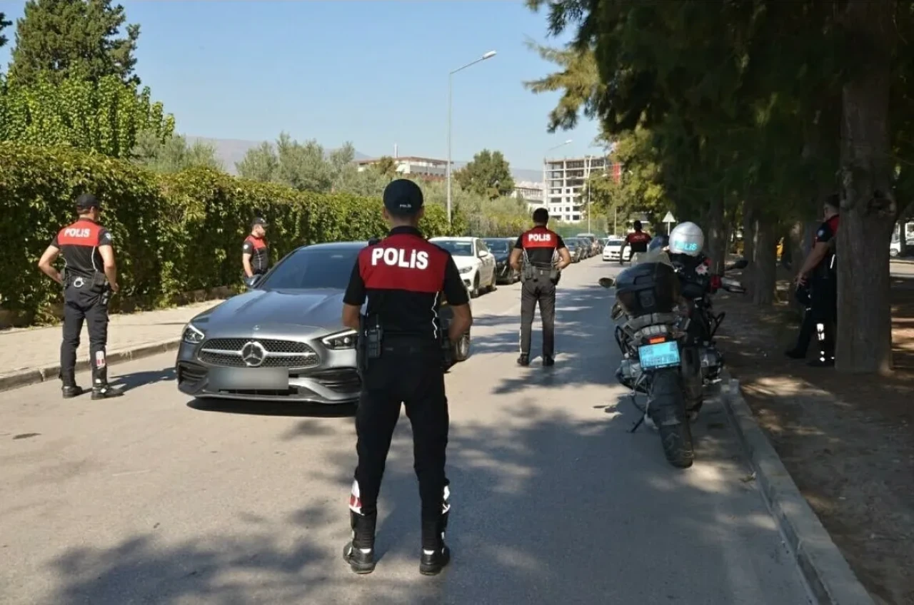 İzmir'de düzenlenen operasyonda 131 suçlu yakalandı