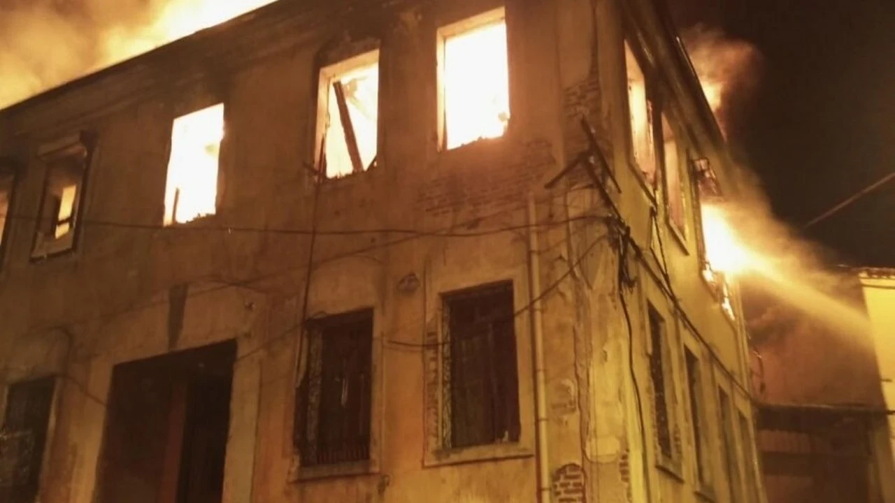 Balıkesir'de tarihi bina yangını, mahallede panik yarattı, inceleme başlatıldı.