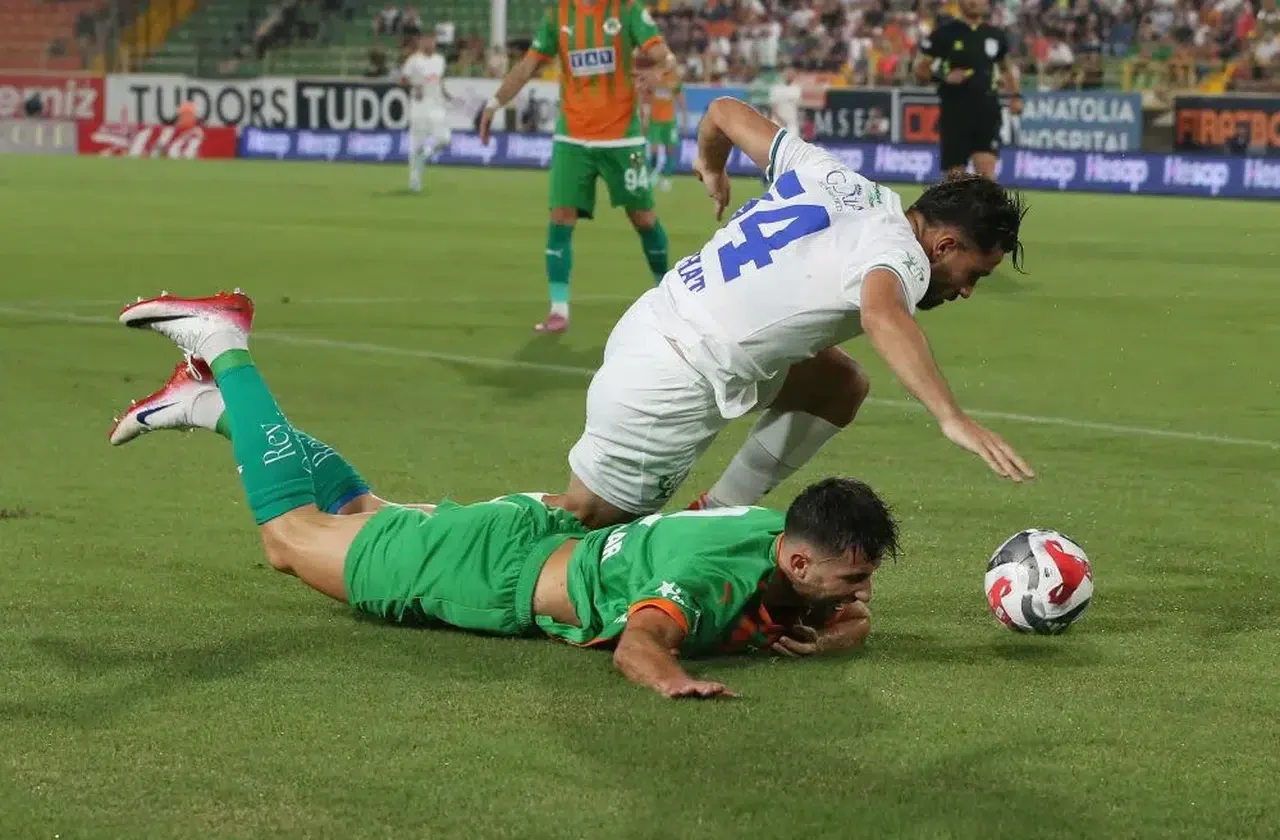 Trendyol Süper Lig: Alanyaspor-Rizespor Maçında İlk Yarıda Gol Sesii Çıkmadı!