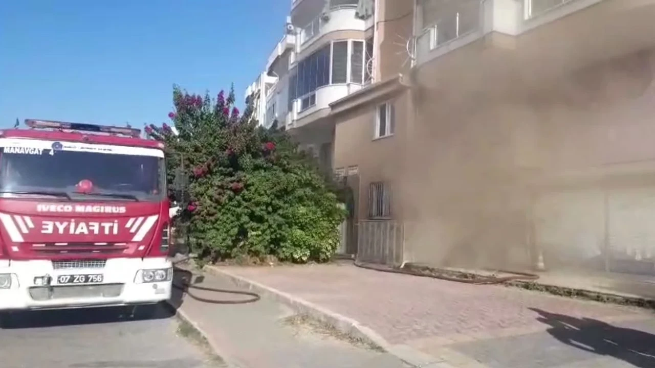 Manavgat'ta Yangın Panik Yarattı, İtfaiye Hızla Müdahale Etti