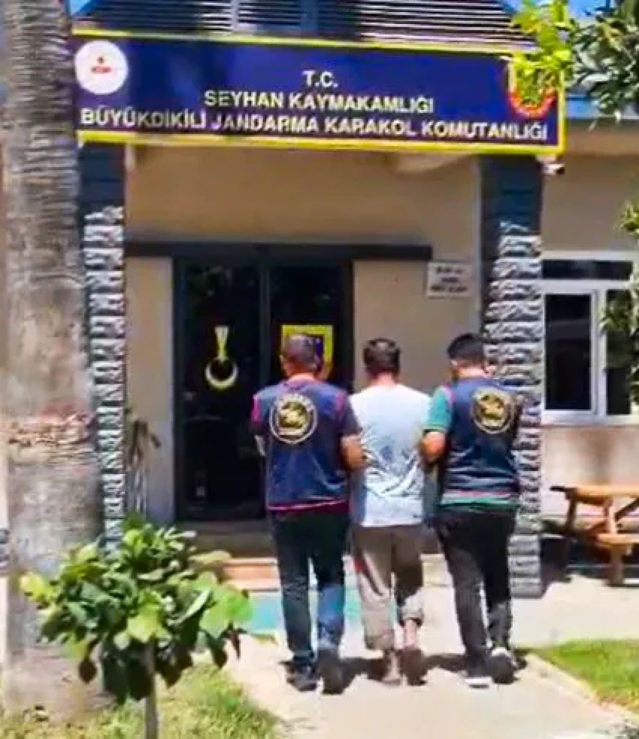 32 yıl hapis cezasıyla aranan hırsız, Adana'da saklandığı evde yakalandı