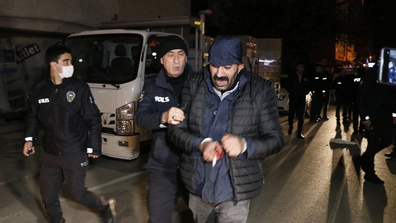 Genç kadına bıçakla saldırıp firar eden zanlı, tehdit mesajlarıyla yakalandı!