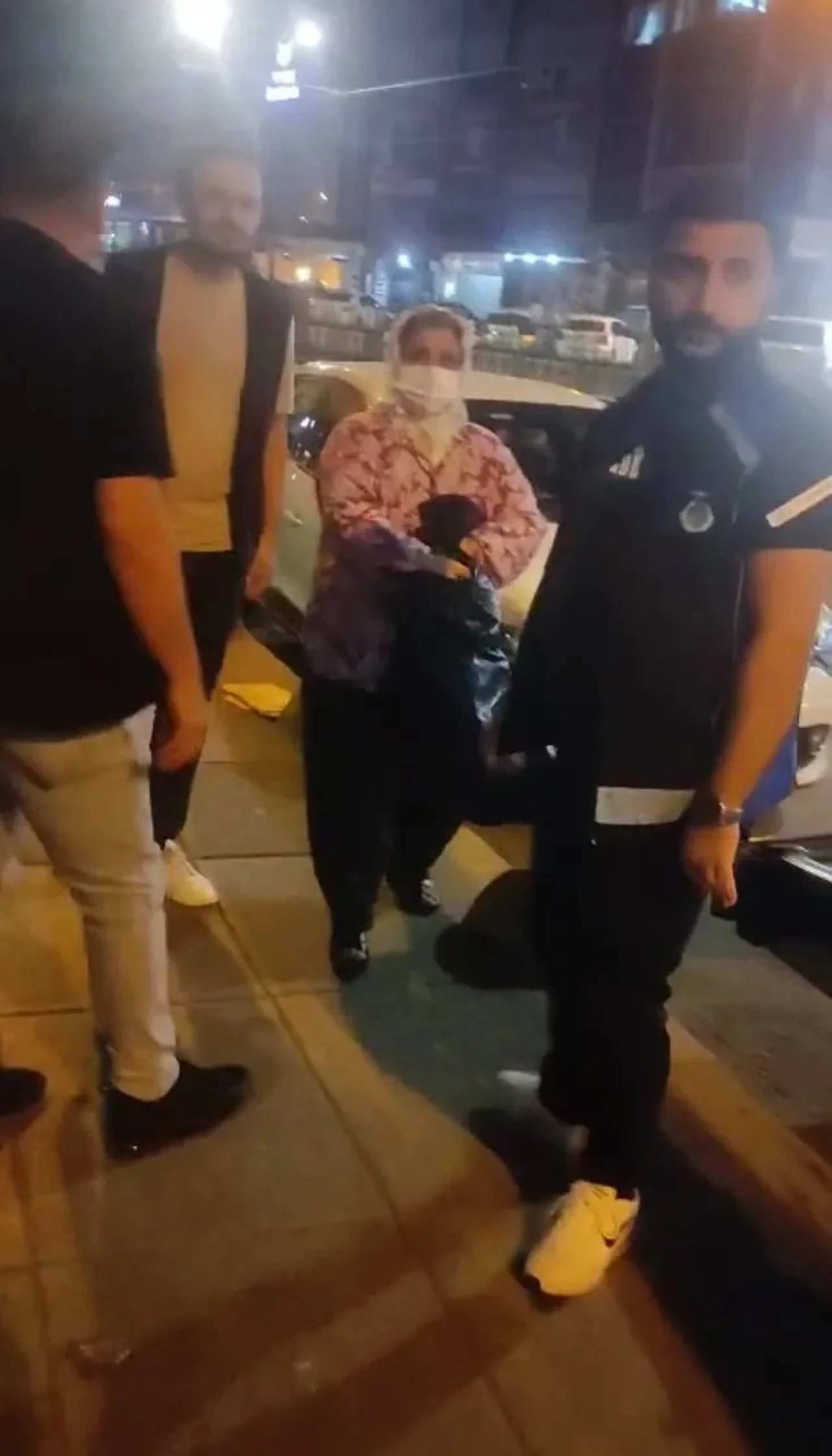 Sultangazi'de dilencilik yapan 2 kişi zabıta tarafından yakalandı, 8 bin lira ile cezalandırıldı.