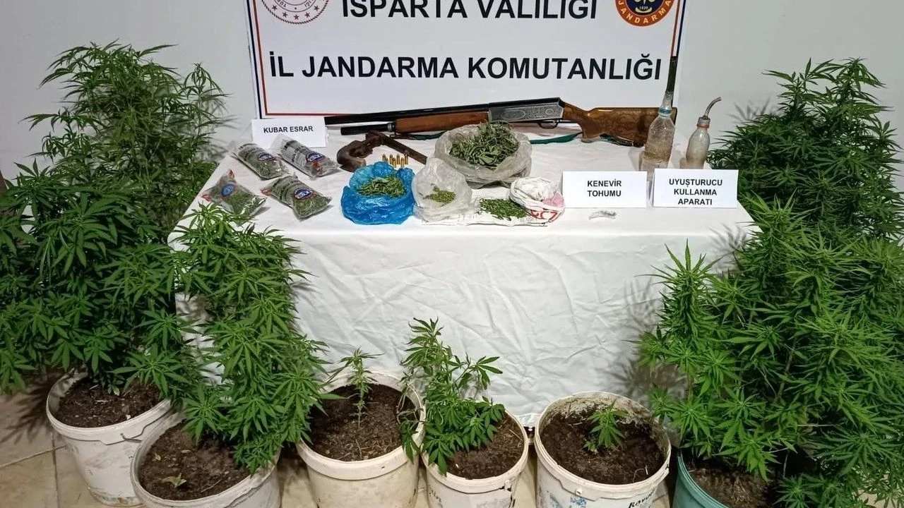 Isparta Yalvaç'ta Uyuşturucu ve Silah Operasyonu: 420 Gram Esrar Ele Geçirildi