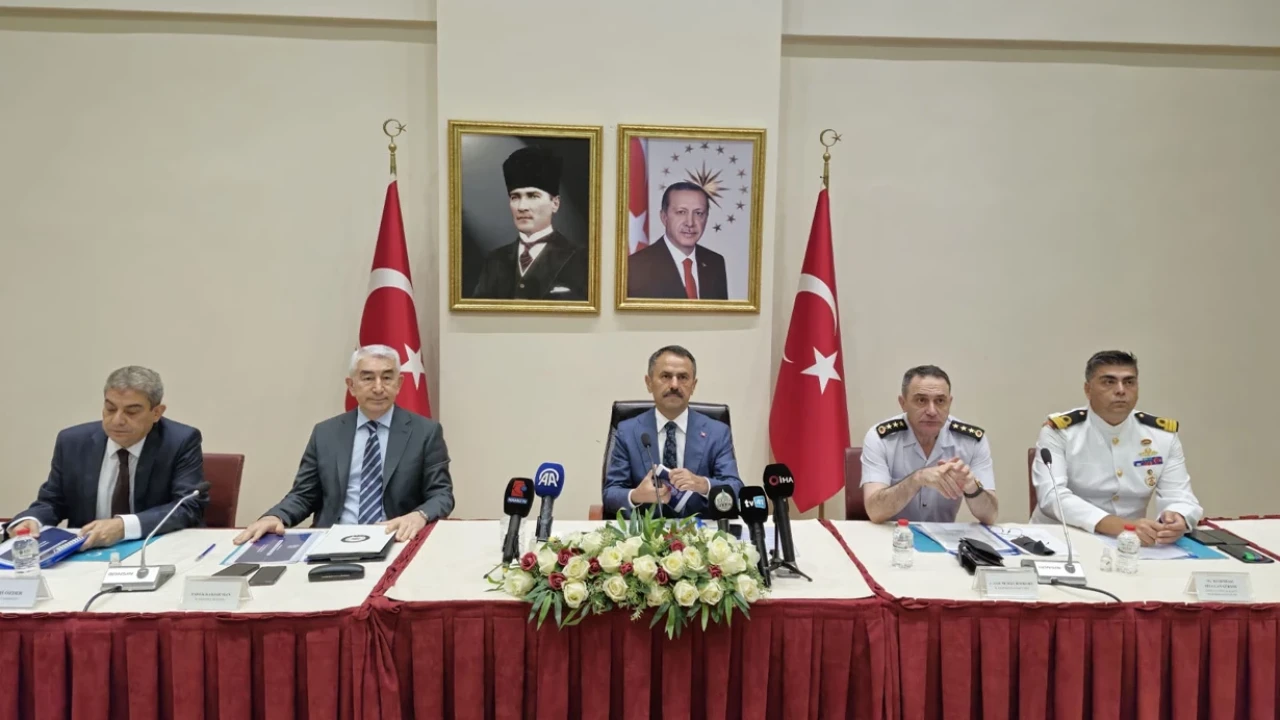 Güvenlik Toplantısında Terör ve Kaçakçılıkla Mücadele Raporu: 12 Gözaltı, 384 Aranan Kişi Teslim Edildi