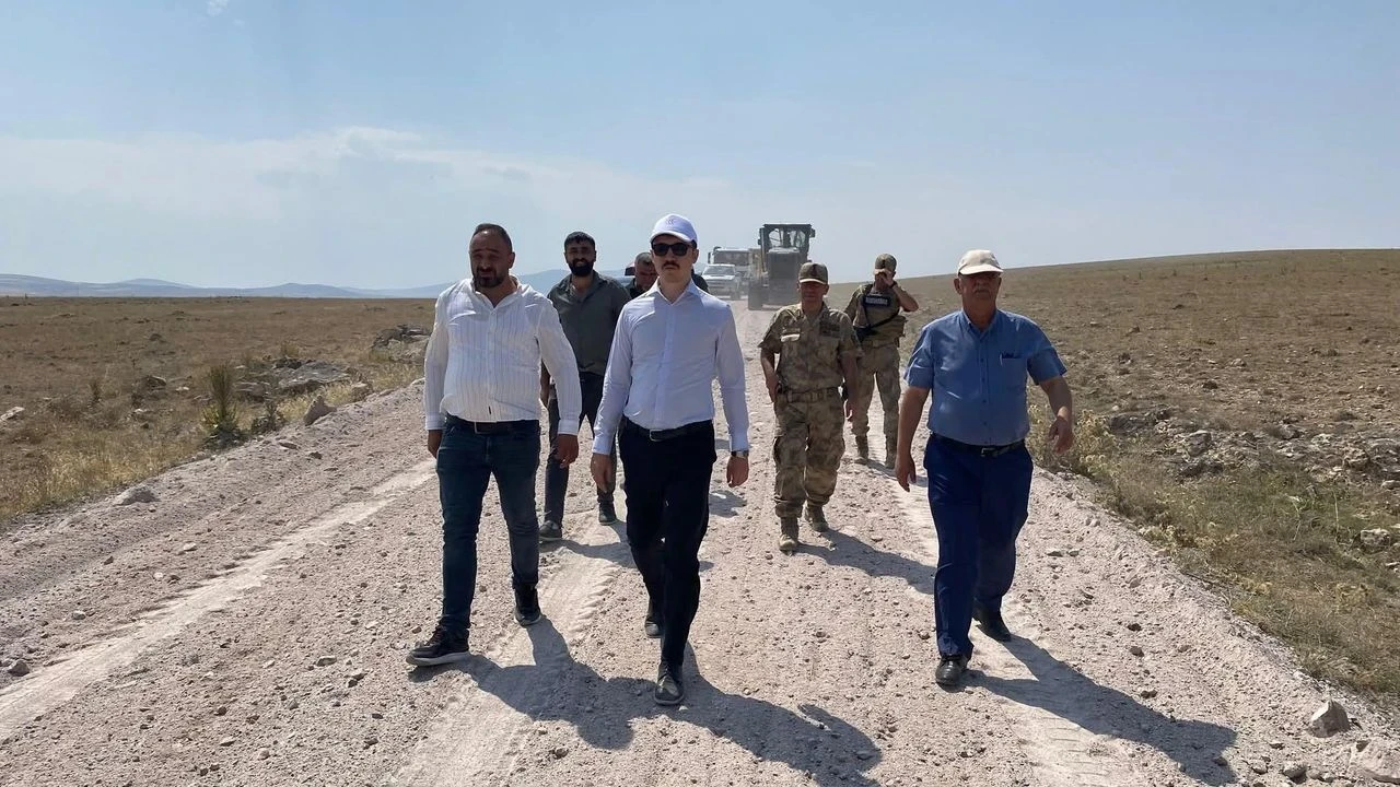 Kocaköy kum ocağında inceleme yapan Kaymakam Kahraman, ulaşım ve altyapıyı iyileştirecek projeleri destekliyor.