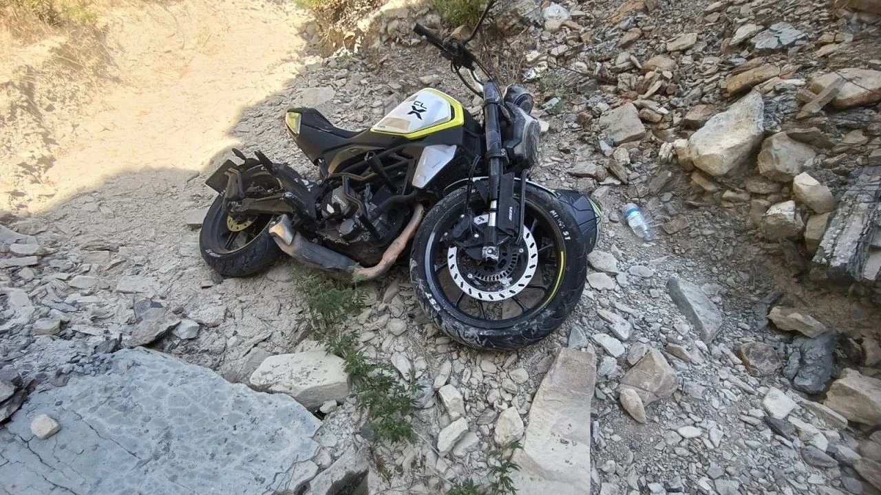 Manavgat'ta Motosiklet Şarampole Devrildi, Sürücü Yaralandı