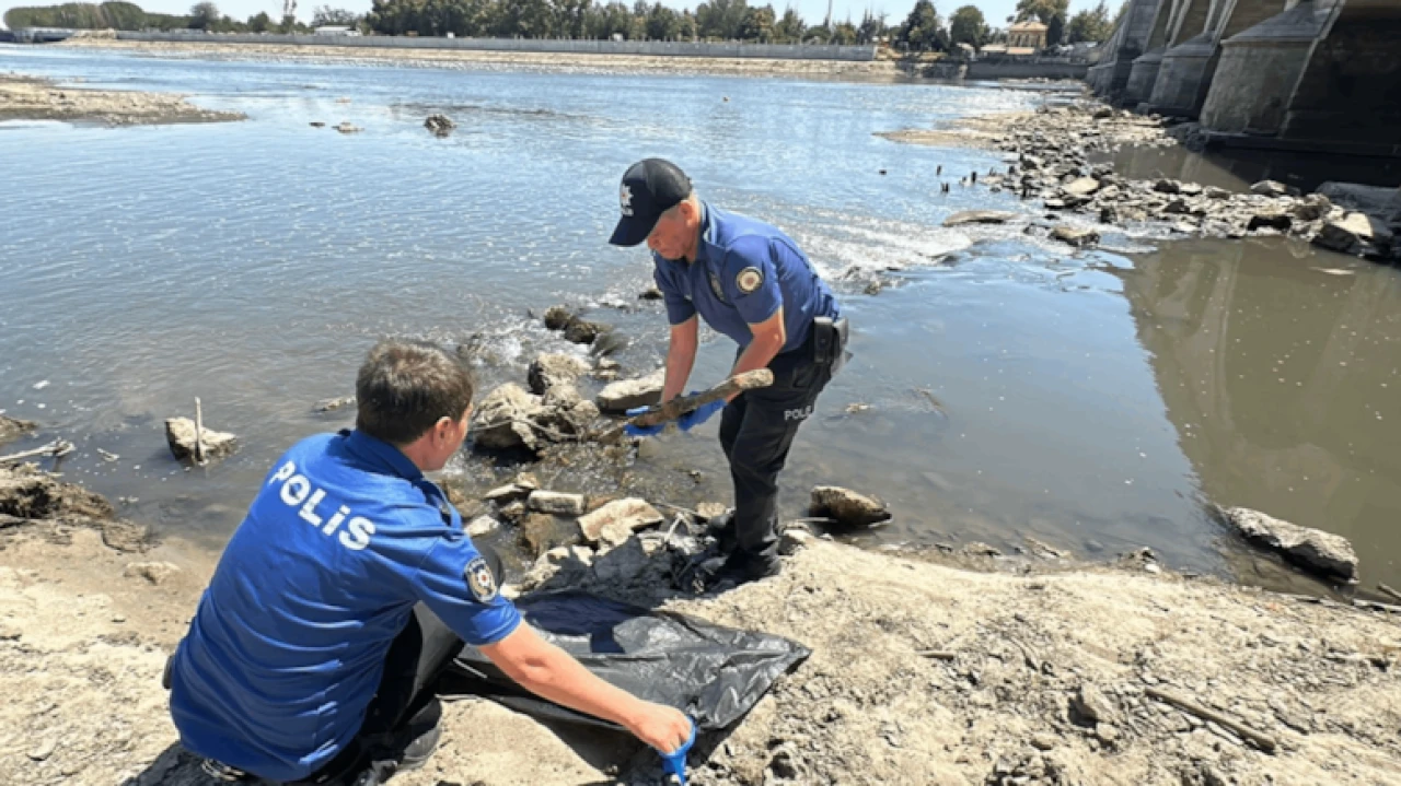 Meriç Nehri'nde kuraklık, tarihi köprüde tüfek bulundu!