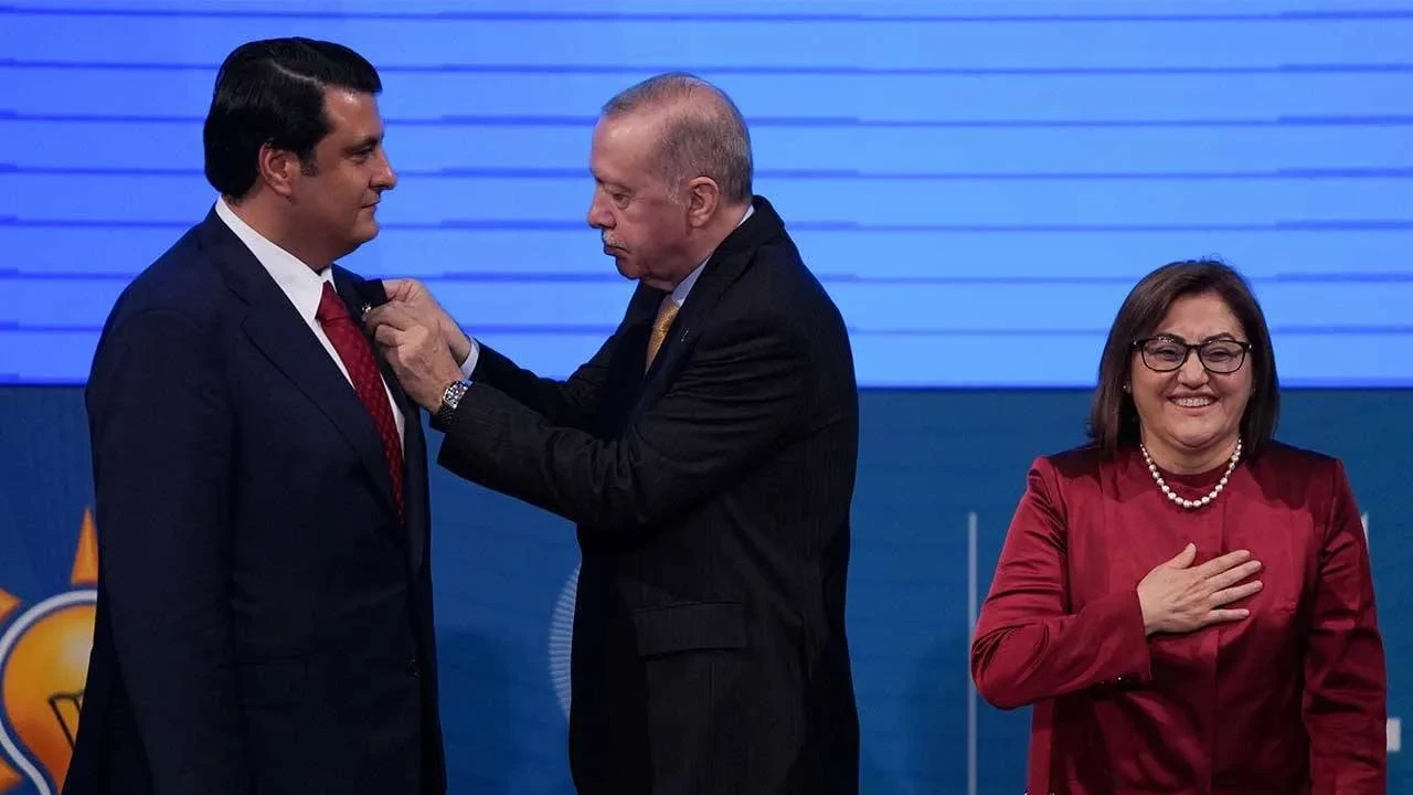 Yıllarca içinde saklamış: AKP’ye geçen belediye başkanın Erdoğan aşkı!