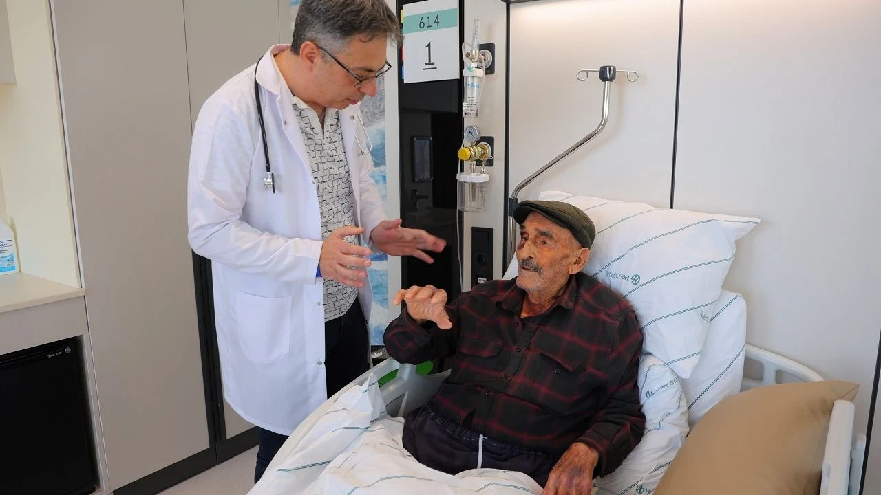 Kahramanmaraş'ta 80 Yaşındaki Hasta Kalbi Durmadan Kapalı Ameliyatla Kurtarıldı