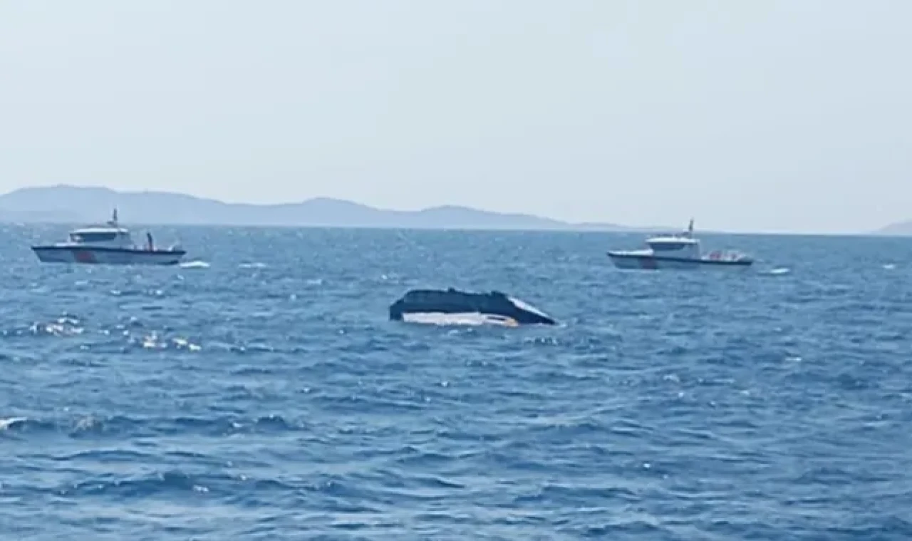 Yalova'dan Mikonos'a giden yat, Marmara Adası açıklarında ikiye ayrıldı; Halit Yukay kayıp! Arama sürüyor.