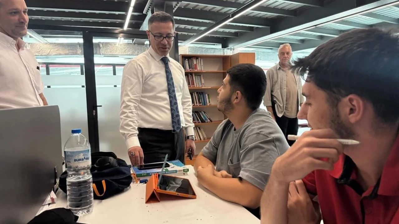 Kütüphane saatleri uzatıldı, öğrenciler memnun: Kaymakam Koç'tan eğitim dostu adım