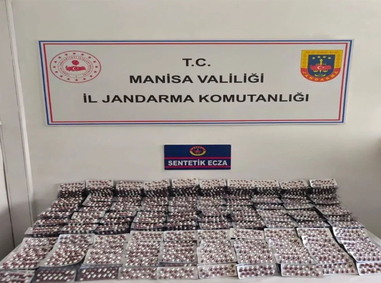 Turgutlu'da 19 bin sentetik ecza hapla yakalanan sürücü gözaltına alındı