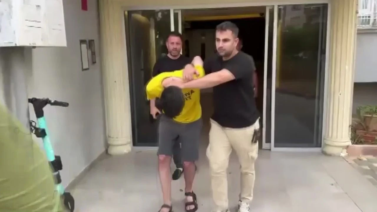 Adana'da Uyuşturucu Operasyonunda Film Gibi Takip: Şüpheli Polis Araçına Çarptı