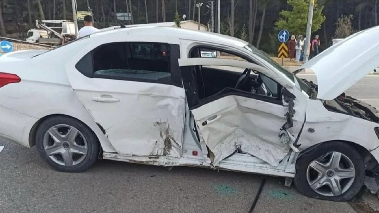 Yayladağı'nda ambulans ile otomobil çarpıştı: 5 yaralı, itfaiye müdahale etti