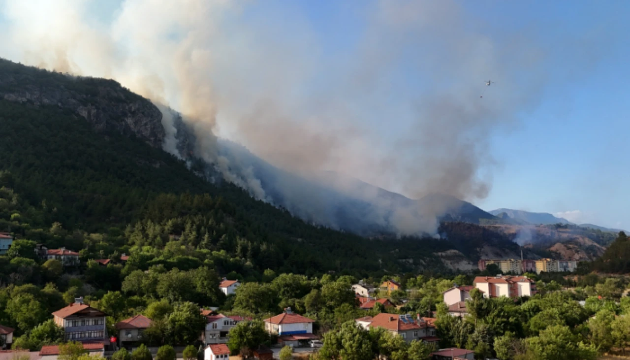 Karabük'teki orman yangını yeniden alevlendi, Yeşilköy tedbiren tahliye edildi