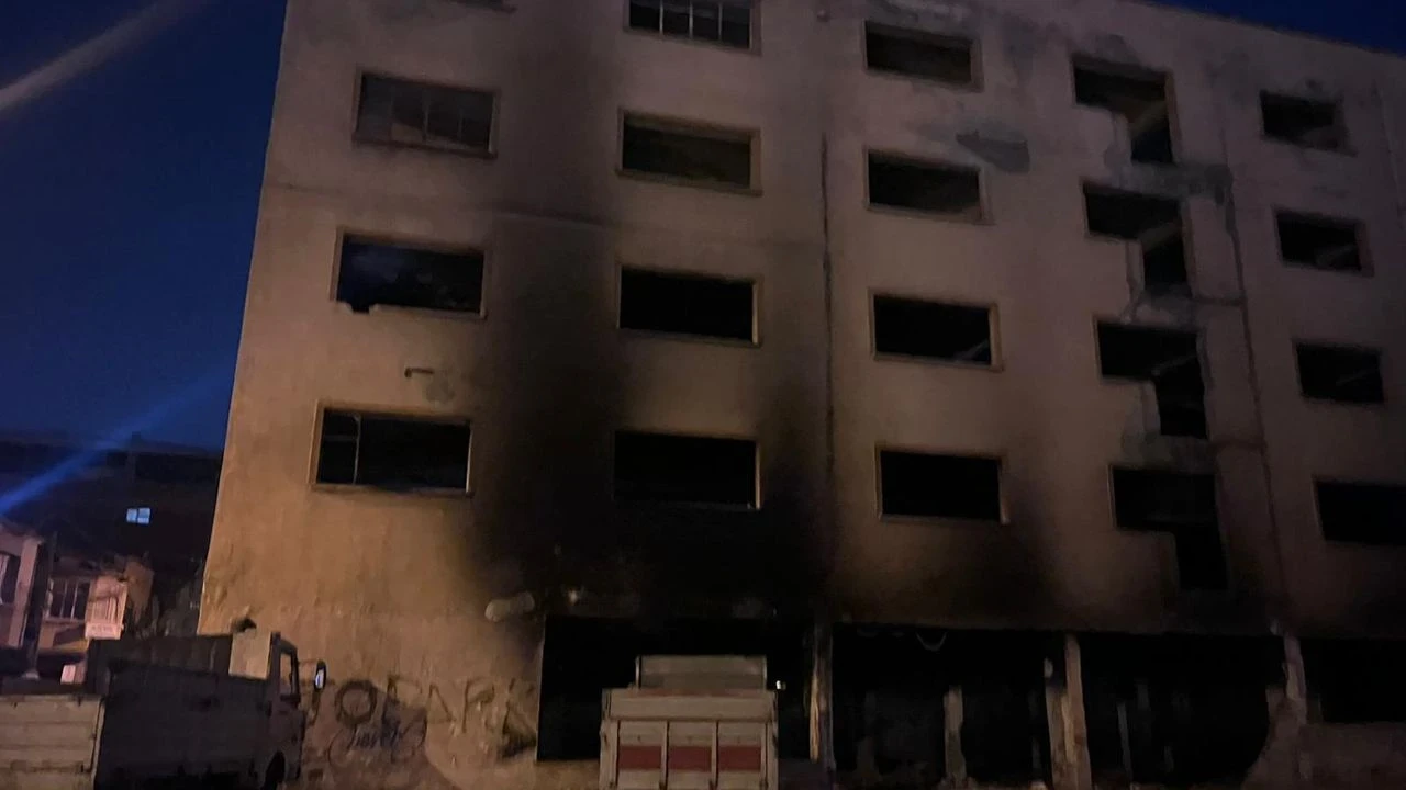 Yenidoğan'daki metruk bina, mahallelinin güvenliğini tehdit ediyor; cinayetler ve madde kullanımı artıyor.