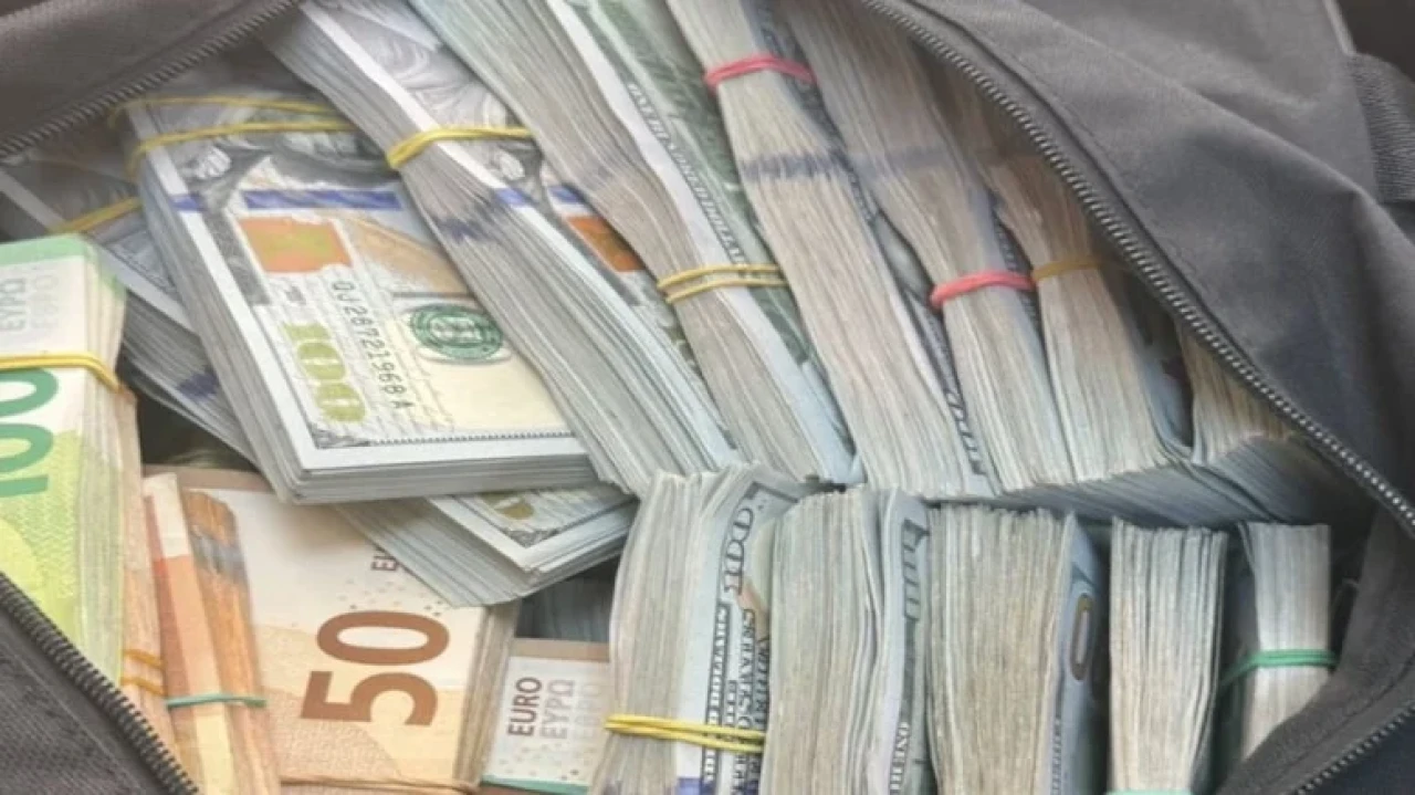 Bulgaristan'da Türkiye'ye geçen araçta 740 bin dolar ve altın ele geçirildi, soruşturma başlatıldı