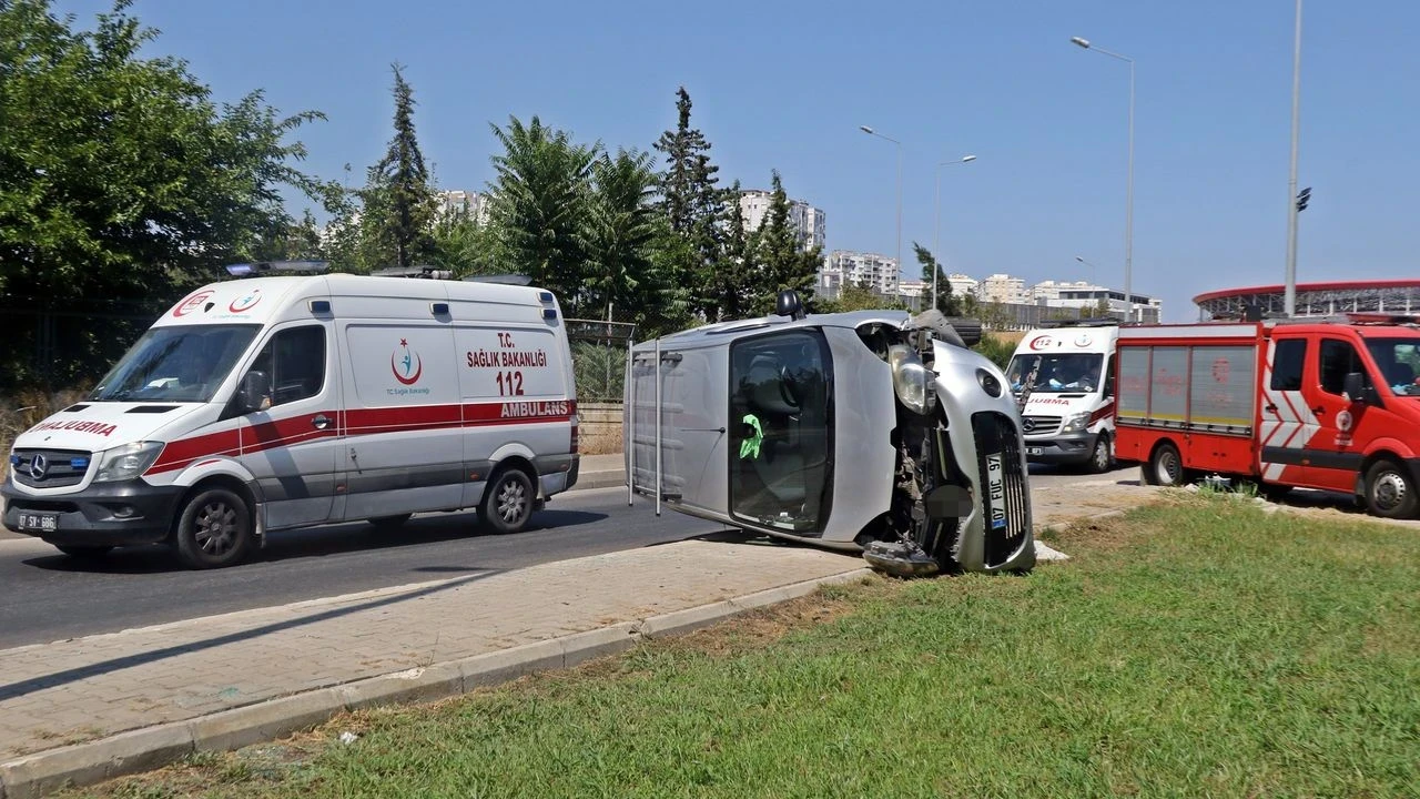 Antalya'da virajı alamayan araç devrildi, anne ve kızı yara almadan kurtuldu!