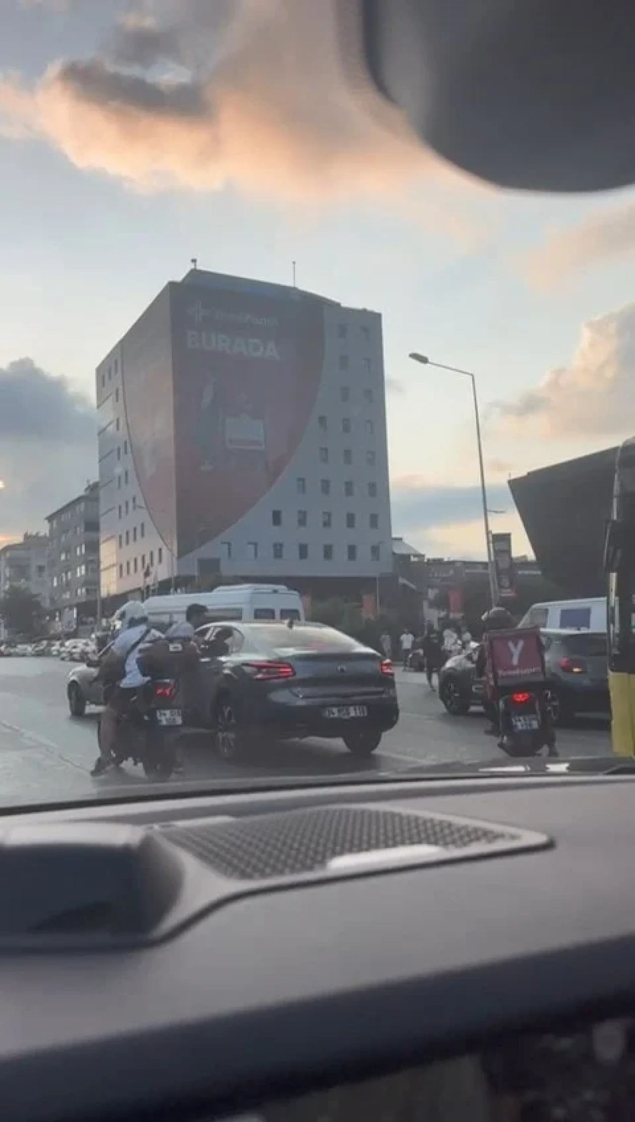 Şişli'de Trafik Tartışması Kısa Sürede Yumruklu Saldırıya Dönüştü