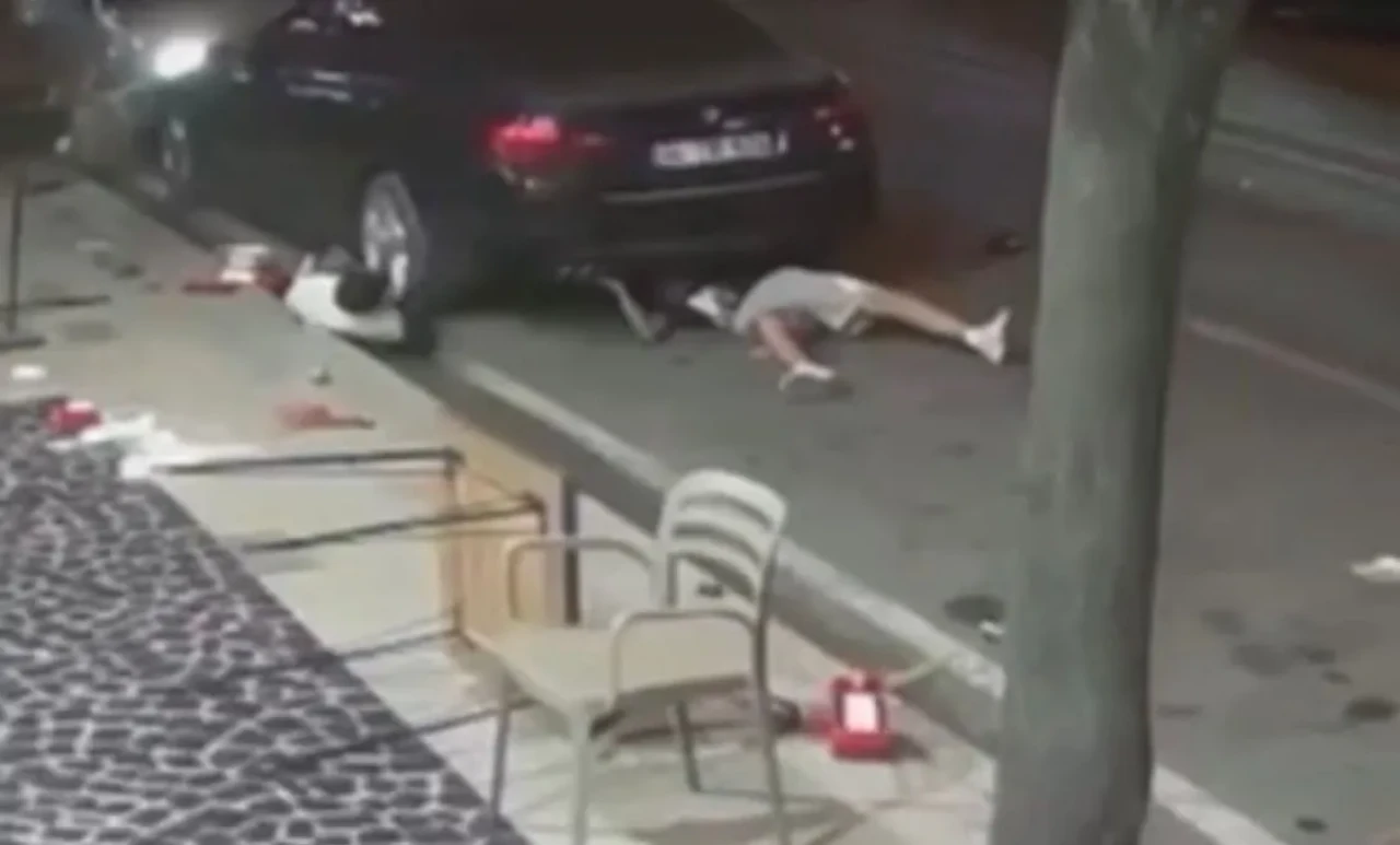 Düzce'de motosiklet ve otomobil çarpıştı: 3 yaralı, kaza anı kamerada!