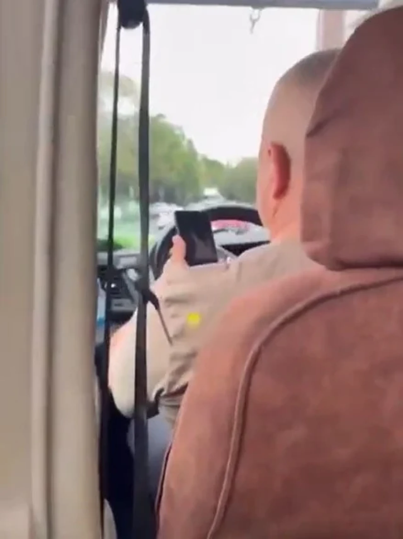 İstanbul'da minibüs şoförü yolculukta müstehcen video izlerken yakalandı