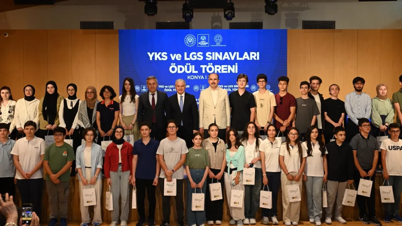Konya'da YKS ve LGS'de başarı gösteren öğrenciler ödüllendirildi, gelecekleri için umut verici mesajlar verildi.