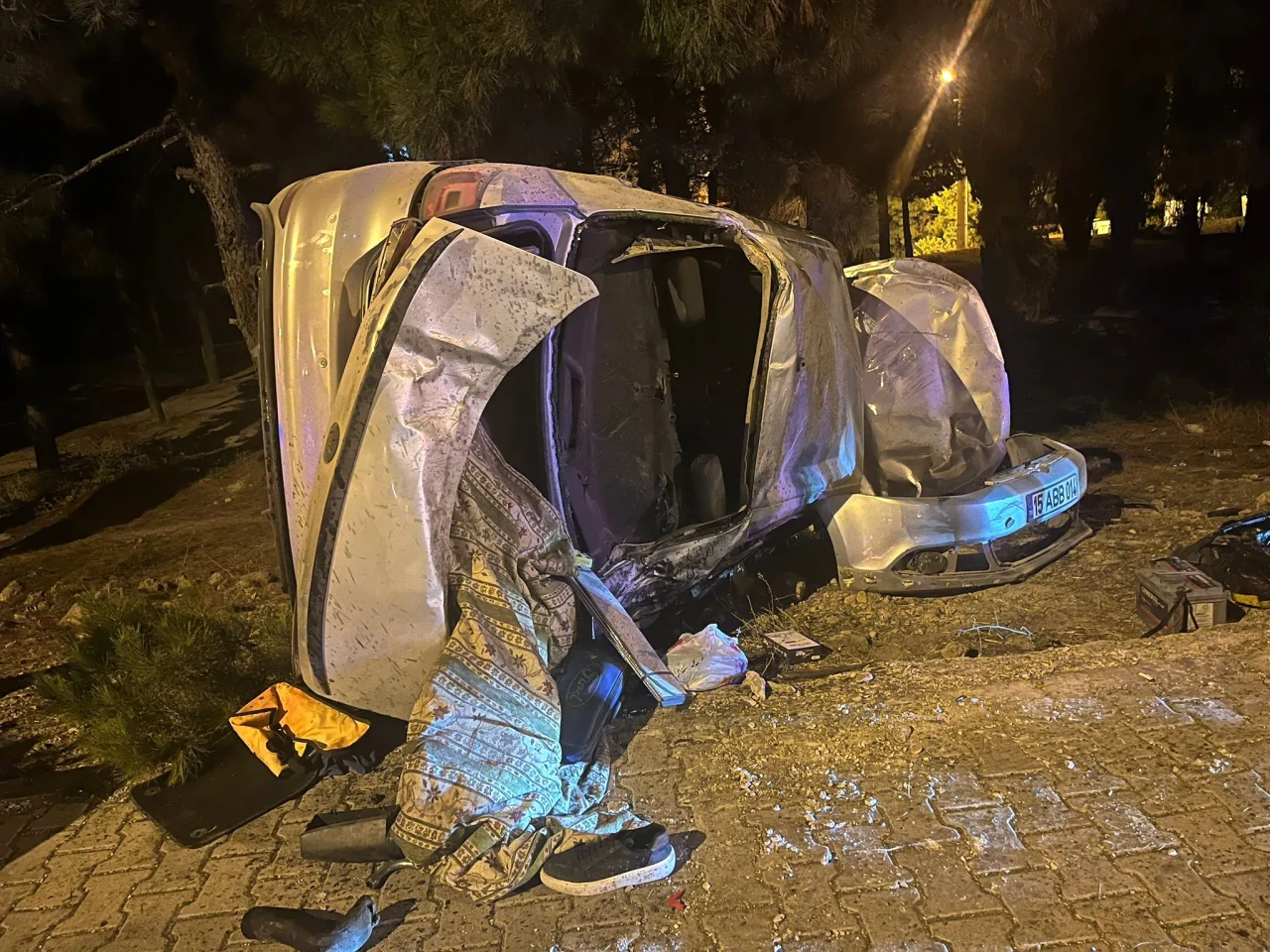Burdur'da takla atan otomobilde 4 kişi yaralandı, tedavi altına alındılar